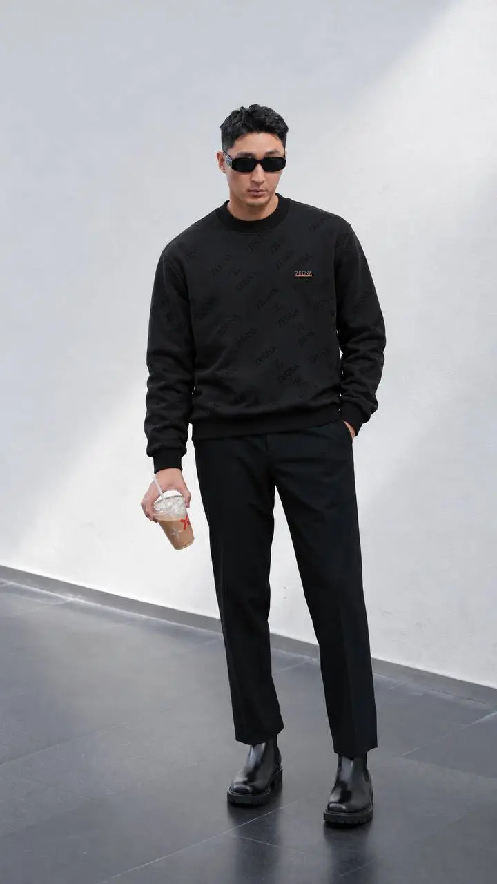 Embossed Script Badge Crew Sweatshirt in Black, photo 3