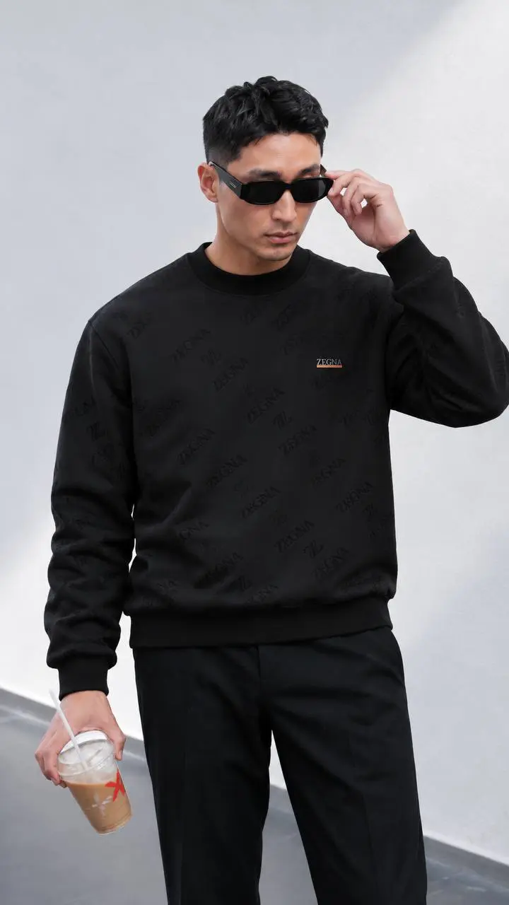 Embossed Script Badge Crew Sweatshirt in Black, photo 4
