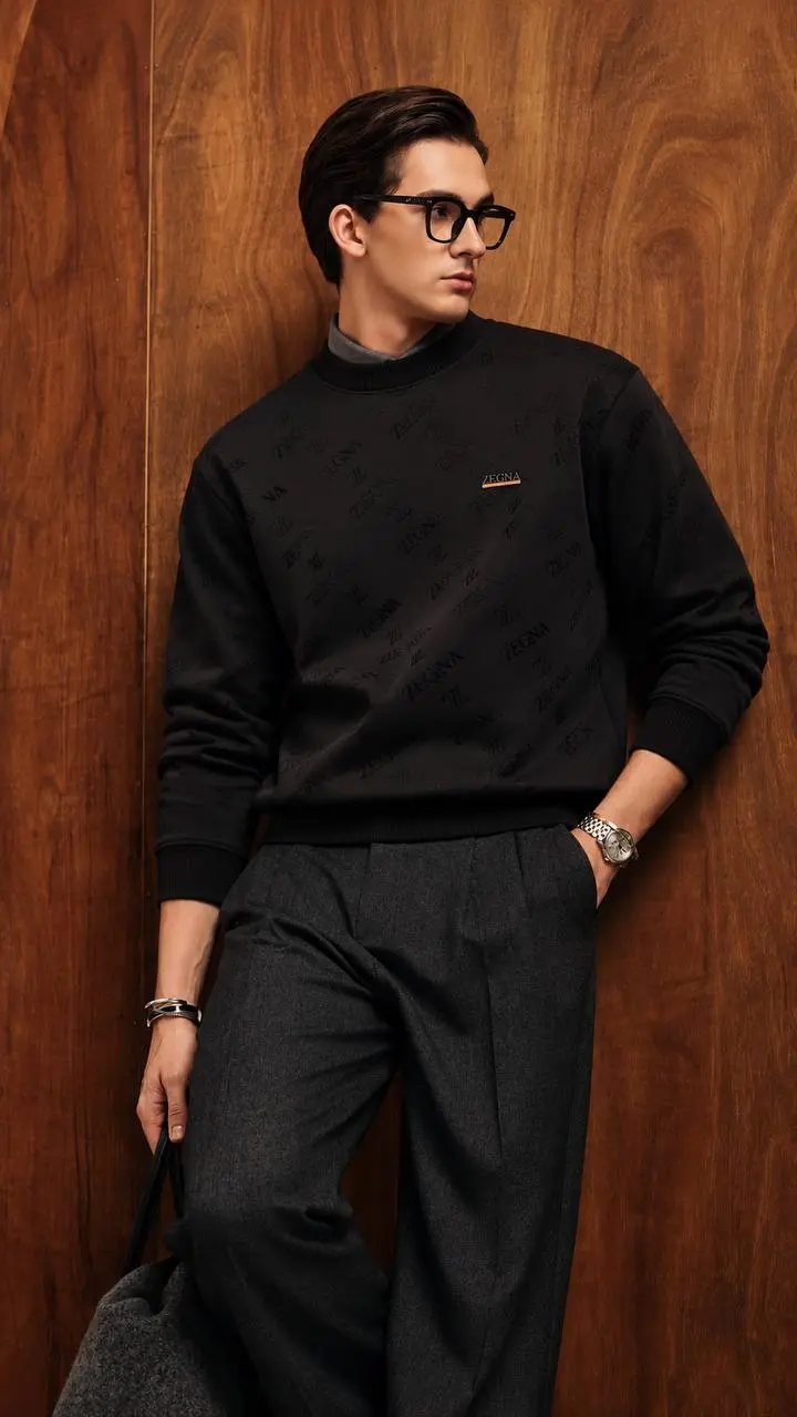 Embossed Script Badge Crew Sweatshirt in Black, photo 6
