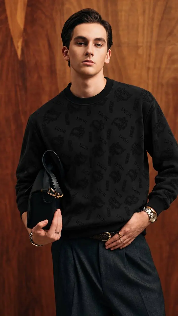 Embossed Emblem Crew Sweatshirt in Black, photo 3