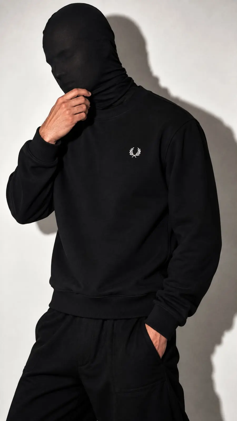 Laurel Emblem Crew Sweatshirt in Black, photo 2