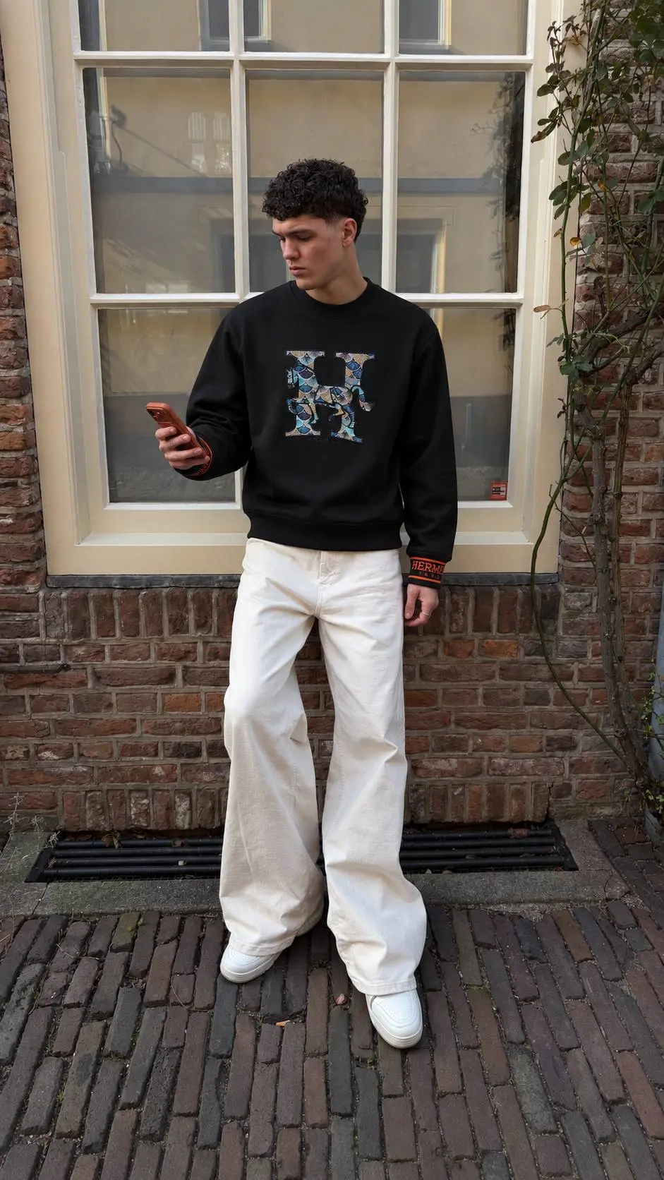 Big Letter Crew Sweatshirt in Black, photo 2